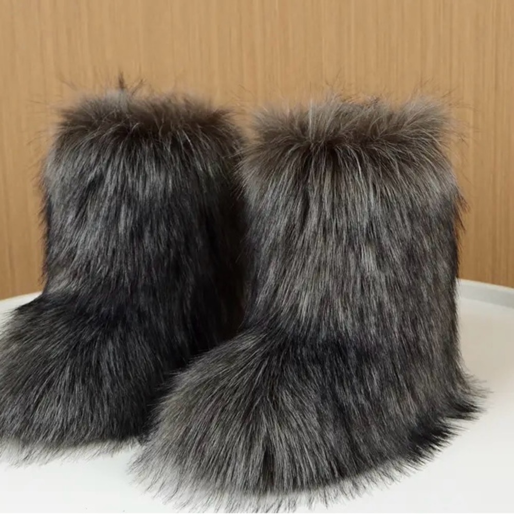 Women’s fur boots